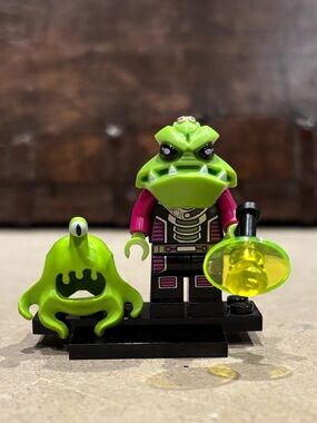 LEGO Space Alien Trooper Minifigure and 
Alien Clinger Head with Whiteout Eye